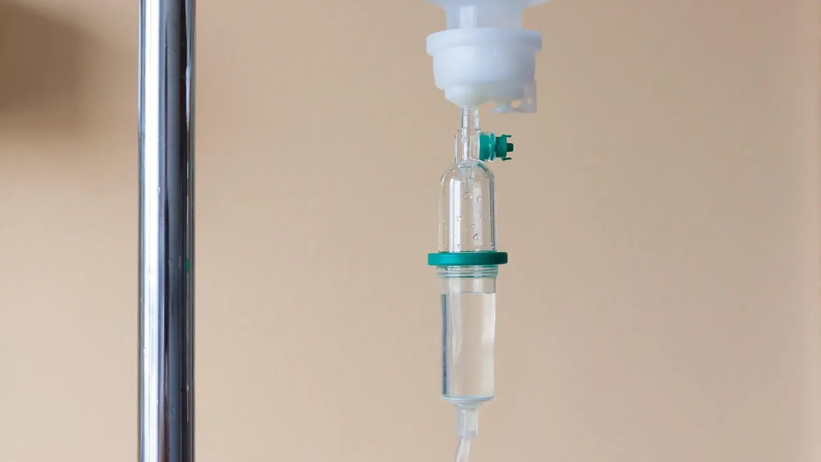 Tropfkammer und Infusionsschlauch an einem Infusionsständer im Krankenhaus
